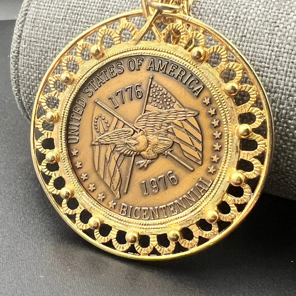 Vintage 1976 Bicentennial Spirit of 76 Coin Medallion Necklace Americana 70s